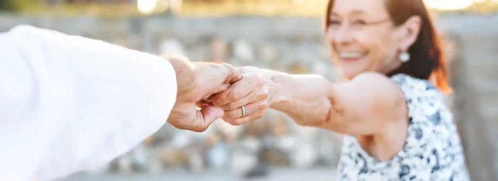Zorgverlener biedt persoonlijke begeleiding en ondersteuning aan oudere bewoner in zorgboerderij